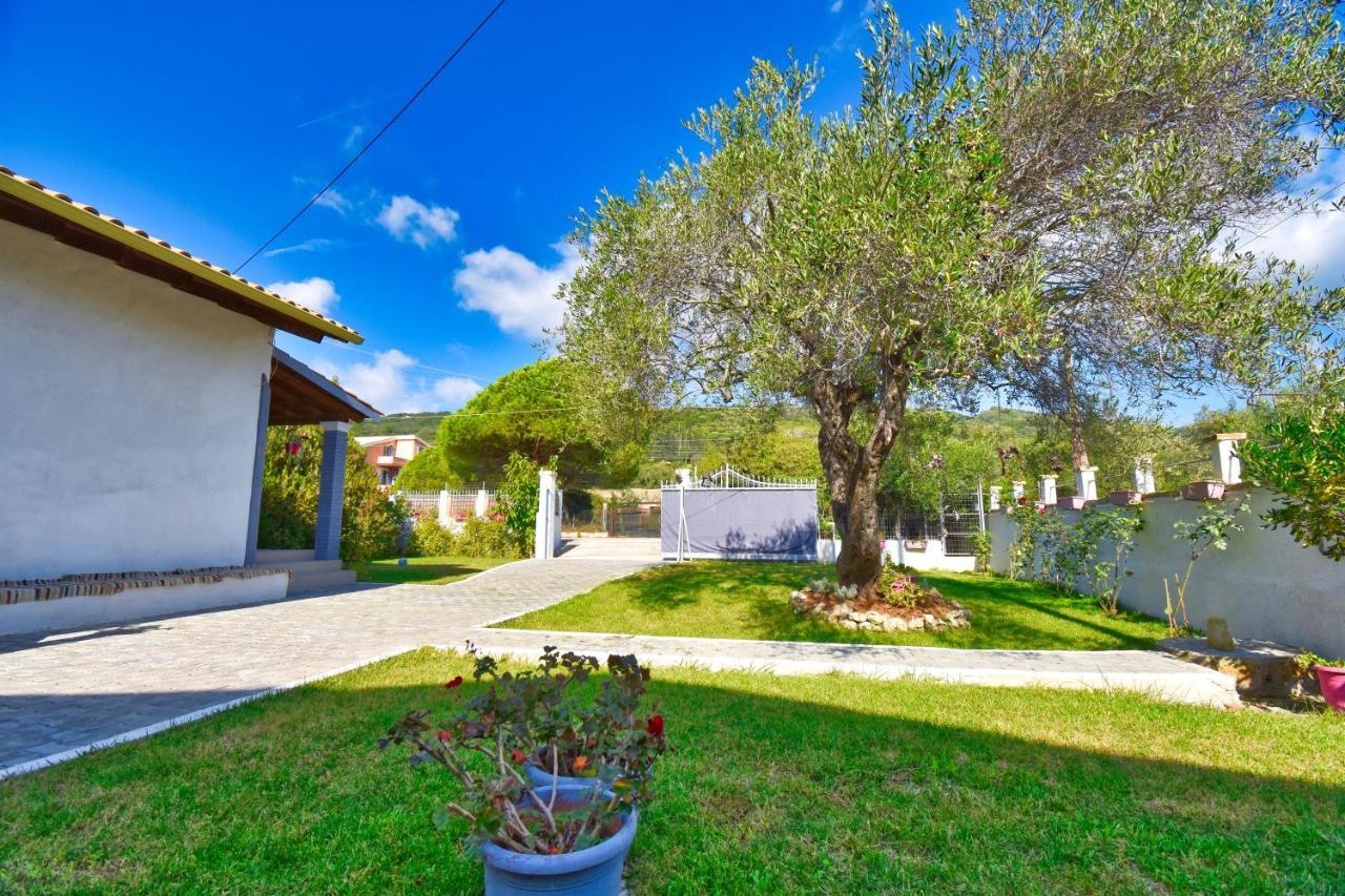 Ninas Cottage Línia Dış mekan fotoğraf